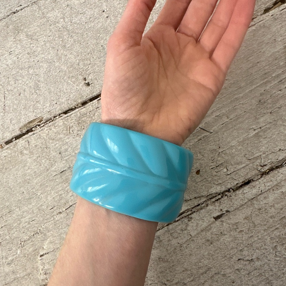 Vintage Chunky Wide Blue Carved Lucite Bangle - Picture 4 of 6